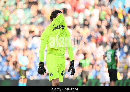 Sassuolo&#x2019;Torhüter Andrea Consigli reagiert auf das Spiel der Serie A Tim zwischen Sassuolo und Mailand - Serie A TIM im Mapei-Stadion - Sport, Fußball - Sassuolo, Italien - Sonntag, 14. April 2024 (Foto: Massimo Paolone/LaPresse) Stockfoto