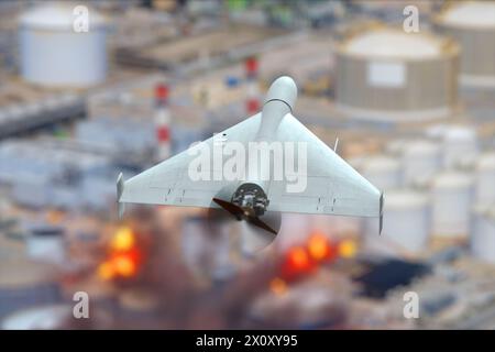Militärischer Drohnenangriff auf Ölraffinerie, Öllagerfeuer, Explosionen und Feuer. Stockfoto