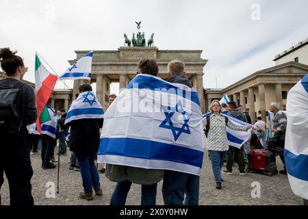 14. April 2024, Berlin, Deutschland: Hunderte Demonstranten versammelten sich am Sonntag, 14. April 2024 am Brandenburger Tor unter dem Motto: Hände weg von Israel! Wir stehen gemeinsam gegen den Terror des iranischen Regimes." Die Veranstaltung am Pariser Platz war geprägt von Aufrufen zur Solidarität mit Israel nach den beispiellosen direkten Angriffen aus iranischem Boden. Die Redner der Veranstaltung hoben den Start von Hunderten von Drohnen und Kreuzfahrtraketen durch den Iran als eine erhebliche Eskalation hervor. Die Versammlung betonte, dass der Iran nicht nur eine regionale, sondern auch eine internationale Bedrohung sei. Die ra Stockfoto