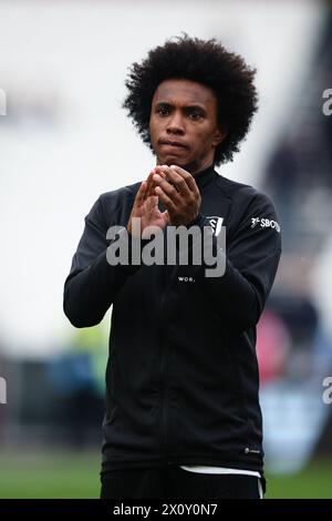 LONDON, Großbritannien - 14. April 2024: Willian of Fulham FC applaudiert den Fans nach dem Spiel der Premier League zwischen West Ham United und Fulham FC im London Stadium (Credit: Craig Mercer/ Alamy Live News) Stockfoto