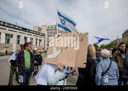 14. April 2024, Berlin, Deutschland: Hunderte Demonstranten versammelten sich am Sonntag, 14. April 2024 am Brandenburger Tor unter dem Motto: Hände weg von Israel! Wir stehen gemeinsam gegen den Terror des iranischen Regimes." Die Veranstaltung am Pariser Platz war geprägt von Aufrufen zur Solidarität mit Israel nach den beispiellosen direkten Angriffen aus iranischem Boden. Die Redner der Veranstaltung hoben den Start von Hunderten von Drohnen und Kreuzfahrtraketen durch den Iran als eine erhebliche Eskalation hervor. Die Versammlung betonte, dass der Iran nicht nur eine regionale, sondern auch eine internationale Bedrohung sei. Die ra Stockfoto