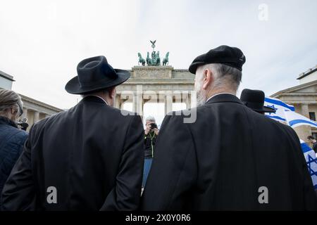 14. April 2024, Berlin, Deutschland: Hunderte Demonstranten versammelten sich am Sonntag, 14. April 2024 am Brandenburger Tor unter dem Motto: Hände weg von Israel! Wir stehen gemeinsam gegen den Terror des iranischen Regimes." Die Veranstaltung am Pariser Platz war geprägt von Aufrufen zur Solidarität mit Israel nach den beispiellosen direkten Angriffen aus iranischem Boden. Die Redner der Veranstaltung hoben den Start von Hunderten von Drohnen und Kreuzfahrtraketen durch den Iran als eine erhebliche Eskalation hervor. Die Versammlung betonte, dass der Iran nicht nur eine regionale, sondern auch eine internationale Bedrohung sei. Die ra Stockfoto