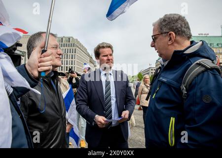 14. April 2024, Berlin, Deutschland: Hunderte Demonstranten versammelten sich am Sonntag, 14. April 2024 am Brandenburger Tor unter dem Motto: Hände weg von Israel! Wir stehen gemeinsam gegen den Terror des iranischen Regimes." Die Veranstaltung am Pariser Platz war geprägt von Aufrufen zur Solidarität mit Israel nach den beispiellosen direkten Angriffen aus iranischem Boden. Die Redner der Veranstaltung hoben den Start von Hunderten von Drohnen und Kreuzfahrtraketen durch den Iran als eine erhebliche Eskalation hervor. Die Versammlung betonte, dass der Iran nicht nur eine regionale, sondern auch eine internationale Bedrohung sei. Die ra Stockfoto