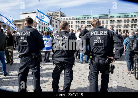 14. April 2024, Berlin, Deutschland: Hunderte Demonstranten versammelten sich am Sonntag, 14. April 2024 am Brandenburger Tor unter dem Motto: Hände weg von Israel! Wir stehen gemeinsam gegen den Terror des iranischen Regimes." Die Veranstaltung am Pariser Platz war geprägt von Aufrufen zur Solidarität mit Israel nach den beispiellosen direkten Angriffen aus iranischem Boden. Die Redner der Veranstaltung hoben den Start von Hunderten von Drohnen und Kreuzfahrtraketen durch den Iran als eine erhebliche Eskalation hervor. Die Versammlung betonte, dass der Iran nicht nur eine regionale, sondern auch eine internationale Bedrohung sei. Die ra Stockfoto