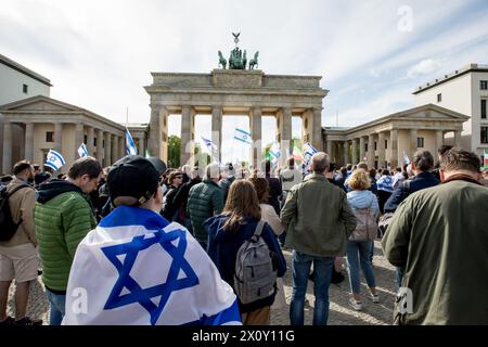 14. April 2024, Berlin, Deutschland: Hunderte Demonstranten versammelten sich am Sonntag, 14. April 2024 am Brandenburger Tor unter dem Motto: Hände weg von Israel! Wir stehen gemeinsam gegen den Terror des iranischen Regimes." Die Veranstaltung am Pariser Platz war geprägt von Aufrufen zur Solidarität mit Israel nach den beispiellosen direkten Angriffen aus iranischem Boden. Die Redner der Veranstaltung hoben den Start von Hunderten von Drohnen und Kreuzfahrtraketen durch den Iran als eine erhebliche Eskalation hervor. Die Versammlung betonte, dass der Iran nicht nur eine regionale, sondern auch eine internationale Bedrohung sei. Die ra Stockfoto