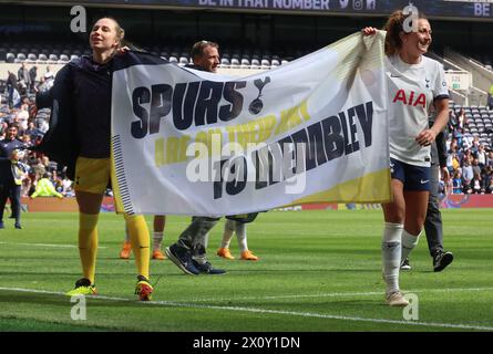 London, Großbritannien. April 2024. LONDON, ENGLAND - Spurs mit Banner nach dem Halbfinalspiel des Adobe Women's FA Cup zwischen Tottenham Hotspur Women und Leicester City Women im Tottenham Stadium in London am 14. April 2024 Credit: Action Foto Sport/Alamy Live News Stockfoto