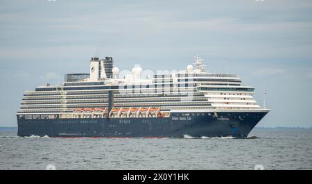 Dieses beeindruckende Stockbild zeigt den majestätischen Zuiderdam, ein Mitglied der Holland America Line Flotte, während er die ausgedehnten Gewässer der Balti durchquert Stockfoto