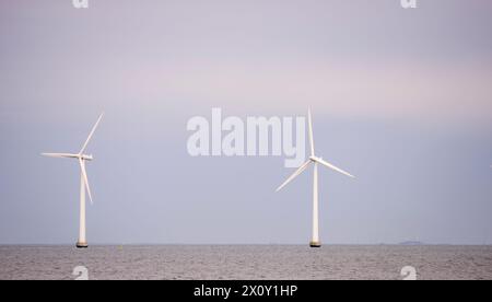 Dieses Stockbild zeigt ein Paar hoch aufragender Offshore-Windturbinen aus der Ostsee, ein Symbol für nachhaltige Energie und moderne Technik. Stockfoto