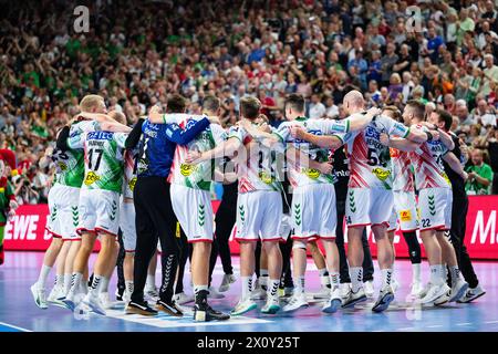 14. April 2024, Nordrhein-Westfalen, Köln: Handball: DHB Cup, SC Magdeburg - MT Melsungen, Finale, Finale, Lanxess Arena. Die Magdeburger Spieler jubeln nach dem Spiel. Foto: Marius Becker/dpa Stockfoto