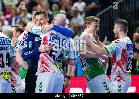 14. April 2024, Nordrhein-Westfalen, Köln: Handball: DHB Cup, SC Magdeburg - MT Melsungen, Finale, Finale, Lanxess Arena. Die Magdeburger Spieler jubeln nach dem Spiel. Foto: Marius Becker/dpa Stockfoto