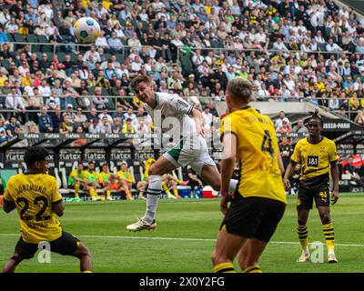 Mönchengladbach, Nordrhein-Westfalen, Deutschland. April 2024. Borussia Monchengladbach-Verteidiger MAXIMILIAN WOEBER (39, Mitte-Links) trifft sich aus einem Eckstoß zwischen Borussia Dortmund-Verteidiger IAN MAATSEN (22, ganz links), NICO SCHLOTTERBECK (4, Mitte-rechts) und JAMIE BYNOE-GITTENS (43, ganz rechts) in der Bundesliga im Borussia Park. (Kreditbild: © Kai Dambach/ZUMA Press Wire) NUR REDAKTIONELLE VERWENDUNG! Nicht für kommerzielle ZWECKE! Stockfoto