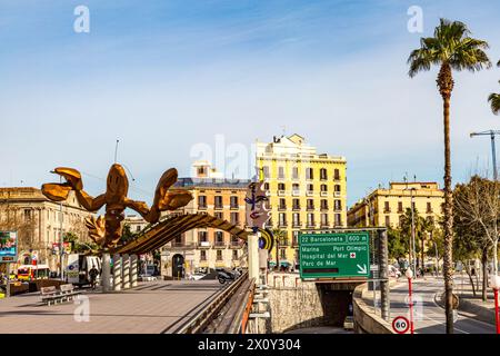 Barcelona, Katalonien, Spanien, 11. Februar 2014. Passeig de Colom mit Skulptur La Gambrinus im Viertel Port Vell, Skulptur des riesigen Hummer, Buildi Stockfoto