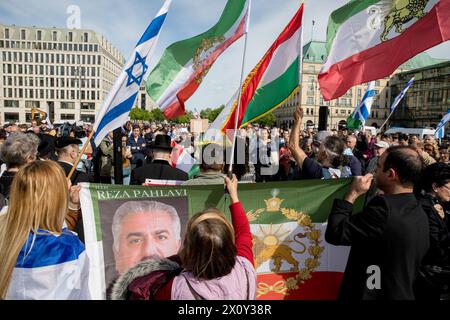 Hunderte Demonstranten versammelten sich am Sonntag, den 14. April 2024, am Brandenburger Tor in Berlin, um unter dem Banner "Hände weg von Israel! Wir stehen gemeinsam gegen den Terror des iranischen Regimes." Die Veranstaltung am Pariser Platz war geprägt von Aufrufen zur Solidarität mit Israel nach den beispiellosen direkten Angriffen aus iranischem Boden. Die Redner der Veranstaltung hoben den Start von Hunderten von Drohnen und Kreuzfahrtraketen durch den Iran als eine erhebliche Eskalation hervor. Die Versammlung betonte, dass der Iran nicht nur eine regionale, sondern auch eine internationale Bedrohung sei. Der Aufruhr beim Berliner Demonstrat Stockfoto