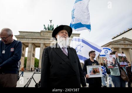 Hunderte Demonstranten versammelten sich am Sonntag, den 14. April 2024, am Brandenburger Tor in Berlin, um unter dem Banner "Hände weg von Israel! Wir stehen gemeinsam gegen den Terror des iranischen Regimes." Die Veranstaltung am Pariser Platz war geprägt von Aufrufen zur Solidarität mit Israel nach den beispiellosen direkten Angriffen aus iranischem Boden. Die Redner der Veranstaltung hoben den Start von Hunderten von Drohnen und Kreuzfahrtraketen durch den Iran als eine erhebliche Eskalation hervor. Die Versammlung betonte, dass der Iran nicht nur eine regionale, sondern auch eine internationale Bedrohung sei. Der Aufruhr beim Berliner Demonstrat Stockfoto