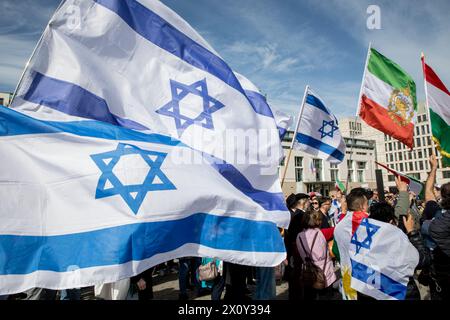 Hunderte Demonstranten versammelten sich am Sonntag, den 14. April 2024, am Brandenburger Tor in Berlin, um unter dem Banner "Hände weg von Israel! Wir stehen gemeinsam gegen den Terror des iranischen Regimes." Die Veranstaltung am Pariser Platz war geprägt von Aufrufen zur Solidarität mit Israel nach den beispiellosen direkten Angriffen aus iranischem Boden. Die Redner der Veranstaltung hoben den Start von Hunderten von Drohnen und Kreuzfahrtraketen durch den Iran als eine erhebliche Eskalation hervor. Die Versammlung betonte, dass der Iran nicht nur eine regionale, sondern auch eine internationale Bedrohung sei. Der Aufruhr beim Berliner Demonstrat Stockfoto