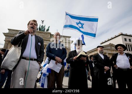 Hunderte Demonstranten versammelten sich am Sonntag, den 14. April 2024, am Brandenburger Tor in Berlin, um unter dem Banner "Hände weg von Israel! Wir stehen gemeinsam gegen den Terror des iranischen Regimes." Die Veranstaltung am Pariser Platz war geprägt von Aufrufen zur Solidarität mit Israel nach den beispiellosen direkten Angriffen aus iranischem Boden. Die Redner der Veranstaltung hoben den Start von Hunderten von Drohnen und Kreuzfahrtraketen durch den Iran als eine erhebliche Eskalation hervor. Die Versammlung betonte, dass der Iran nicht nur eine regionale, sondern auch eine internationale Bedrohung sei. Der Aufruhr beim Berliner Demonstrat Stockfoto