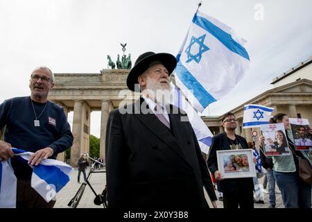 Hunderte Demonstranten versammelten sich am Sonntag, den 14. April 2024, am Brandenburger Tor in Berlin, um unter dem Banner "Hände weg von Israel! Wir stehen gemeinsam gegen den Terror des iranischen Regimes." Die Veranstaltung am Pariser Platz war geprägt von Aufrufen zur Solidarität mit Israel nach den beispiellosen direkten Angriffen aus iranischem Boden. Die Redner der Veranstaltung hoben den Start von Hunderten von Drohnen und Kreuzfahrtraketen durch den Iran als eine erhebliche Eskalation hervor. Die Versammlung betonte, dass der Iran nicht nur eine regionale, sondern auch eine internationale Bedrohung sei. Der Aufruhr beim Berliner Demonstrat Stockfoto