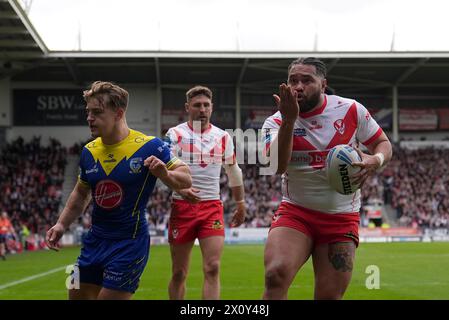 St. Helens' Konrad Hurrell (rechts) feiert den ersten Versuch ihrer Mannschaft im Viertelfinale des Betfred Challenge Cup im Totally Wicked Stadium, St Helens. Bilddatum: Sonntag, 14. April 2024. Stockfoto