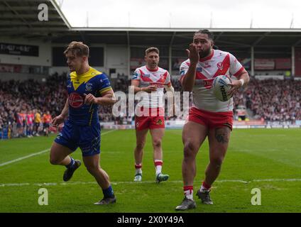 St. Helens' Konrad Hurrell (rechts) feiert den ersten Versuch ihrer Mannschaft im Viertelfinale des Betfred Challenge Cup im Totally Wicked Stadium, St Helens. Bilddatum: Sonntag, 14. April 2024. Stockfoto