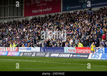 St Helens, Großbritannien. April 2024. Am 14. April 2024 reisten Draht-Fans zahlreich zum Betfred Challenge Cup Quarter Final Match St Helens gegen Warrington Wolves im Totally Wicked Stadium, St Helens, Vereinigtes Königreich (Foto: Steve Flynn/News Images) in St Helens, Vereinigtes Königreich, am 14. April 2024. (Foto: Steve Flynn/News Images/SIPA USA) Credit: SIPA USA/Alamy Live News Stockfoto