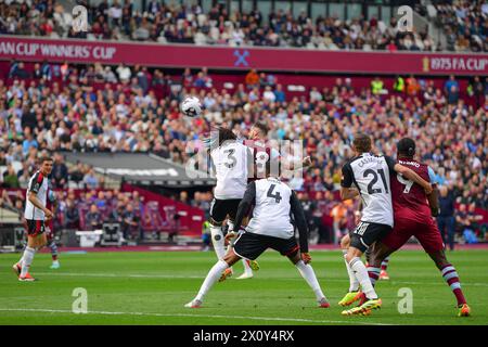 London, England am 14. April 2024. Danny ings von West Ham United und Calvin Bassey von Fulham FC treten am 14. April 2024 im London Stadium im Queen Elizabeth Olympic Park in London auf, um den High Ball zu gewinnen. Foto von Phil Hutchinson. Nur redaktionelle Verwendung, Lizenz für kommerzielle Nutzung erforderlich. Keine Verwendung bei Wetten, Spielen oder Publikationen eines einzelnen Clubs/einer Liga/eines Spielers. Quelle: UK Sports Pics Ltd/Alamy Live News Stockfoto