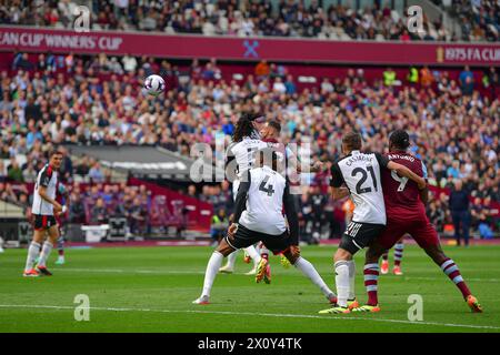 London, England am 14. April 2024. Danny ings von West Ham United und Calvin Bassey von Fulham FC treten am 14. April 2024 im London Stadium im Queen Elizabeth Olympic Park in London auf, um den High Ball zu gewinnen. Foto von Phil Hutchinson. Nur redaktionelle Verwendung, Lizenz für kommerzielle Nutzung erforderlich. Keine Verwendung bei Wetten, Spielen oder Publikationen eines einzelnen Clubs/einer Liga/eines Spielers. Quelle: UK Sports Pics Ltd/Alamy Live News Stockfoto