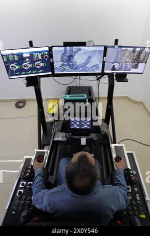 (240414) -- PANZHIHUA, 14. April 2024 (Xinhua) -- Ein Techniker steuert die elektrische Schaufel aus der Ferne in einem intelligenten Kontrollzentrum einer Eisenerzminenniederlassung der Pangang Group in Panzhihua City, südwestchinesische Provinz Sichuan, 11. April 2024. Pangang Group Co., Ltd. Ist ein extragroßes Vanadium-, Titan- und Stahlunternehmen im Südwesten Chinas. In den letzten Jahren hat das Unternehmen kontinuierlich High-End, intelligente und umweltfreundliche Entwicklung gefördert. Unsere Reporter besuchten kürzlich verschiedene Produktionszweige der Pangang Group Co., Ltd., um ihre Bemühungen zu beobachten, neue Qualitäts-Produktivkräfte und Abschlussball zu entwickeln Stockfoto