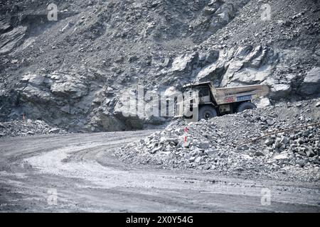 (240414) -- PANZHIHUA, 14. April 2024 (Xinhua) -- dieses am 11. April 2024 aufgenommene Foto zeigt einen unbemannten Lkw an einem Eisenerzbergwerk der Pangang Group in Panzhihua City, südwestchinesischer Provinz Sichuan. Pangang Group Co., Ltd. Ist ein extragroßes Vanadium-, Titan- und Stahlunternehmen im Südwesten Chinas. In den letzten Jahren hat das Unternehmen kontinuierlich die High-End-Entwicklung, intelligente und umweltfreundliche Entwicklung gefördert. Unsere Reporter besuchten kürzlich verschiedene Produktionszweige der Pangang Group Co., Ltd., um ihre Bemühungen zu beobachten, neue Qualitäts-Produktivkräfte zu entwickeln und eine qualitativ hochwertige Entwicklung zu fördern. (Xi Stockfoto