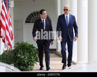 Washington, Usa. 10. April 2024. US-Präsident Joe Biden, rechts, eskortiert den japanischen Premierminister Fumio Kishida, links, die Westkolonnade hinunter zu ihrem Oval Office Meeting im Weißen Haus am 10. April 2024 in Washington, D.C. Credit: PMO Japan/Japanese Prime Minister Office/Alamy Live News Stockfoto