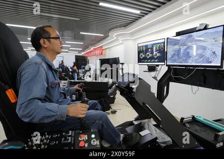 (240414) -- PANZHIHUA, 14. April 2024 (Xinhua) -- Ein Techniker steuert die elektrische Schaufel aus der Ferne in einem intelligenten Kontrollzentrum einer Eisenerzminenniederlassung der Pangang Group in Panzhihua City, südwestchinesische Provinz Sichuan, 11. April 2024. Pangang Group Co., Ltd. Ist ein extragroßes Vanadium-, Titan- und Stahlunternehmen im Südwesten Chinas. In den letzten Jahren hat das Unternehmen kontinuierlich die High-End-Entwicklung, intelligente und umweltfreundliche Entwicklung gefördert. Unsere Reporter besuchten kürzlich verschiedene Produktionszweige der Pangang Group Co., Ltd., um ihre Bemühungen zu beobachten, neue Qualitäts-Produktivkräfte zu entwickeln und zu fördern Stockfoto