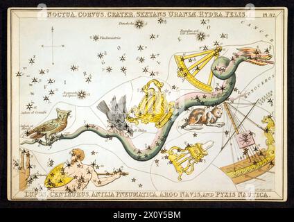 Karte 32 zeigt zwölf Sternbilder: Neun moderne Sternbilder (Corvus, Krater, Sextans [hier Sextans Uraniæ], Hydra, Lupus, Centaurus, Antlia [hier Antlia Pneumatica] und Pyxis [hier Pyxis Nautica]), die heute unterteilten Argo Navis und die früheren Sternbilder Noctua und Felis. Stockfoto