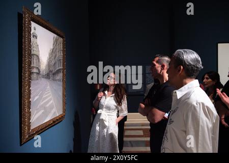 Madrid, Spanien. April 2024. Besucher sehen eine Ausstellung mit zeitgenössischen Ölgemälden aus China und Spanien im Palacio Real in Madrid, Spanien, am 12. April 2024. Gustavo Valiente/Xinhua/Alamy Live News Stockfoto