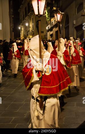 Chieti, Italien - 29. März 2024: Kapuzenpönitenten während der berühmten Karfreitagsprozession in Chieti (Italien) Stockfoto