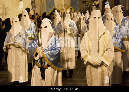 Chieti, Italien - 29. März 2024: Kapuzenpönitenten während der berühmten Karfreitagsprozession in Chieti (Italien) Stockfoto