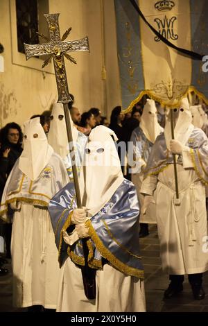 Chieti, Italien - 29. März 2024: Kapuzenpönitenten während der berühmten Karfreitagsprozession in Chieti (Italien) Stockfoto