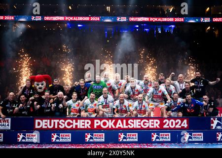 Köln, Deutschland. April 2024. Handball: DHB Cup, SC Magdeburg - MT Melsungen, Final Four, Final, Lanxess Arena. Das Magdeburger Team feiert mit dem Pokal. Quelle: Marius Becker/dpa/Alamy Live News Stockfoto