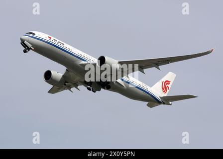 Ein Airbus A350-900 von Air China startet am Flughafen London Gatwick Stockfoto