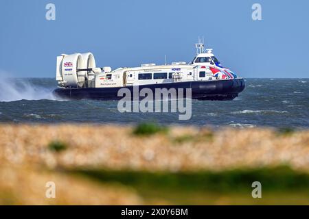 Solent Flyer ist ein Luftkissenfahrzeug, das von Hovertravel betrieben wird und einen regelmäßigen Passagierdienst zwischen Portsmouth und Ryde auf der Isle of Wight anbietet. Stockfoto