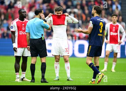 AMSTERDAM - (l-r) Brian Brobbey von Ajax, Schiedsrichter Serdar Gozubuyuk, Benjamin Tahirovic von Ajax, Robin Propper vom FC Twente während des niederländischen Eredivisie-Spiels zwischen Ajax Amsterdam und FC Twente in der Johan Cruijff Arena am 14. April 2024 in Amsterdam, Niederlande. ANP OLAF KRAAK Stockfoto