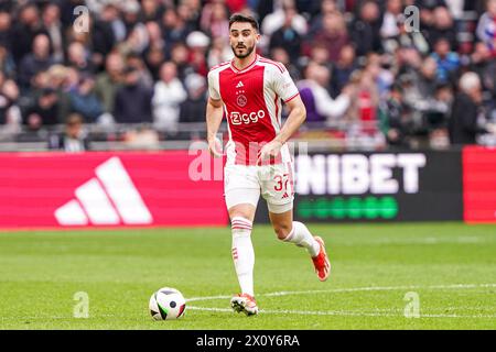 Amsterdam, Niederlande. April 2024. AMSTERDAM, NIEDERLANDE - 14. APRIL: Josip Sutalo vom AFC Ajax dribbelt während des niederländischen Eredivisie-Spiels zwischen AFC Ajax und FC Twente in der Johan Cruijff Arena am 14. April 2024 in Amsterdam. (Foto von Andre Weening/Orange Pictures) Credit: Orange Pics BV/Alamy Live News Stockfoto