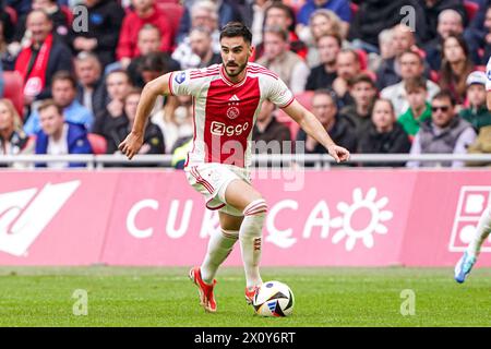 Amsterdam, Niederlande. April 2024. AMSTERDAM, NIEDERLANDE - 14. APRIL: Josip Sutalo vom AFC Ajax dribbelt während des niederländischen Eredivisie-Spiels zwischen AFC Ajax und FC Twente in der Johan Cruijff Arena am 14. April 2024 in Amsterdam. (Foto von Andre Weening/Orange Pictures) Credit: Orange Pics BV/Alamy Live News Stockfoto