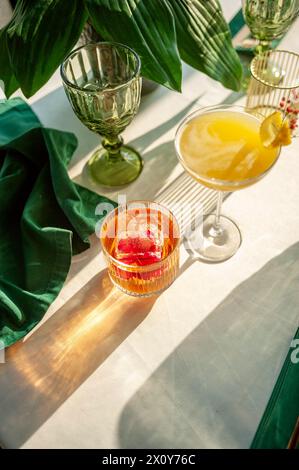 Zwei erfrischende Sommercocktails mit Zitrone, Minze und Preiselbeere auf einem Tisch Stockfoto