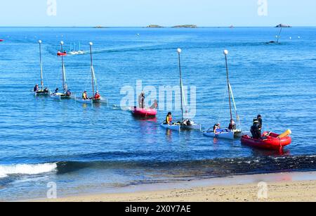 Segelschule in Bretagne, Frankreich, Kinder, die mit ihren Yachten in den Hafen kommen Stockfoto