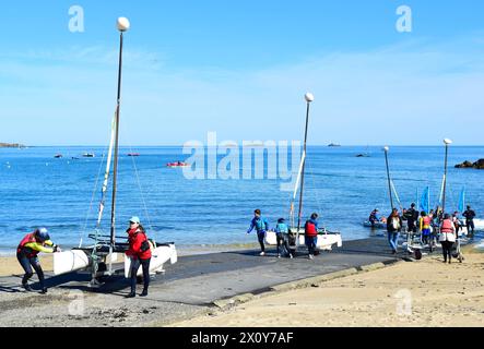 Segelschule in Bretagne, Frankreich, Kinder, die mit ihren Yachten in den Hafen kommen Stockfoto