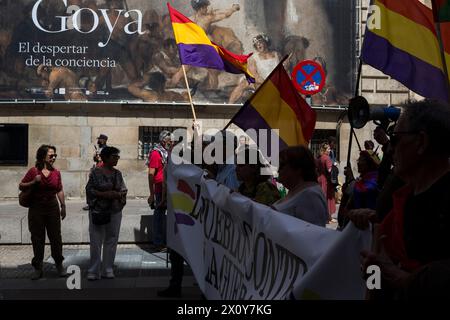 Madrid, Spanien. April 2024. Eine Menge Demonstranten hält republikanische Fahnen während einer Kundgebung unter dem Motto "die Dritte Republik" durch die Straßen Madrids. Die Menschen veranstalten eine Demonstration zum 93. Jahrestag der Zweiten Spanischen republik. Die zweite spanische Republik wurde am 14. April 1931 ausgerufen und 1936 durch einen Staatsstreich unterbrochen, der zu drei Jahren Bürgerkrieg führte. Quelle: SOPA Images Limited/Alamy Live News Stockfoto