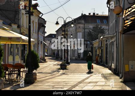 Allein eine Frau, die in den geschlossenen Geschäften der Kneza Miloša Walking Street in Valjevo, Serbien, spaziert Stockfoto