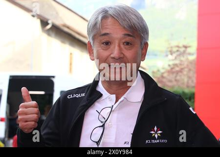 © Pierre TEYSSOT/MAXPPP ; TOUR DES ALPES 2024 - UCI Radrennen Tour der Alpen. Neumarkt - Egna, Italien am 14. April 2024. Präsentation der Teams vor dem Start morgen aus Egna endet das Rennen am Freitag, den 19. April nach einer Etappe auch in Österreich in Schwaz. Ehemaliger japanischer Formel-1-Rennfahrer Ukyo Katayama Credit: MAXPPP/Alamy Live News Stockfoto