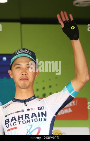 © Pierre Teyssot/MAXPPP ; TOUR DES ALPES 2024 - UCI Radrennen Tour der Alpen. Neumarkt - Egna, Italien am 14. April 2024. Präsentation der Teams vor dem Start morgen aus Egna endet das Rennen am Freitag, den 19. April nach einer Etappe auch in Österreich in Schwaz. Taipei Fahrer, Chih Ha Tu © Pierre Teyssot/Maxppp Credit: MAXPPP/Alamy Live News Stockfoto