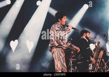 Rom, Italien. April 2024. Der Sänger und Songwriter Filippo Uttinacci, besser bekannt als Fulminacci, tritt auf der Bühne im Palazzo dello Sport in Rom auf. (Foto: Valeria Magri/SOPA Images/SIPA USA) Credit: SIPA USA/Alamy Live News Stockfoto