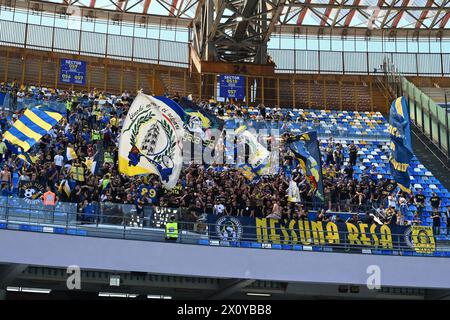 Neapel, Italien. April 2024. Anhänger von Frosinone Calcio während des Spiels der Serie A TIM zwischen dem SSC Napoli und Frosinone Calcio im Diego Armando Maradona Stadium in Neapel, Italien am 14. April 2024. Quelle: Nicola Ianuale/Alamy Live News Stockfoto